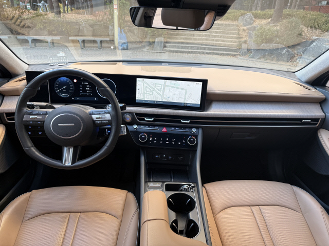 운전자를 중심으로 깔끔하게 구성된 1열 모습.